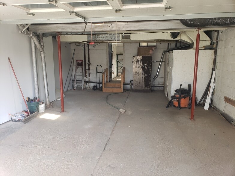 Oversized Single Car Garage - 107 Olive St