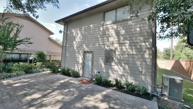 Building Photo - 8003 Oakwood Forest Dr