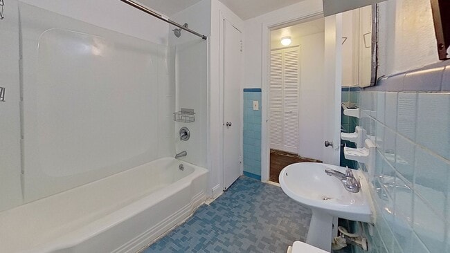 Building Photo - Charming Apartment with Wood Floors & Convenient Amenities