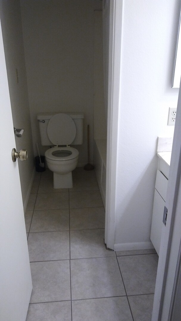 Building Photo - Townhouse