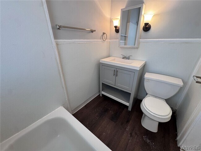 Building Photo - 856 Niagara St