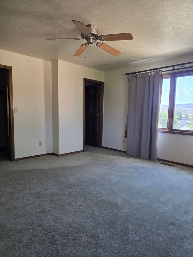 Building Photo - Great Home with Game Room