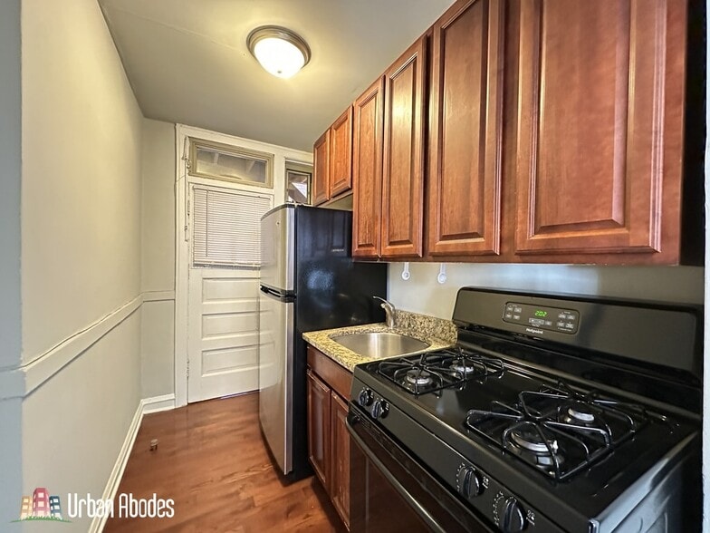 Building Photo - 528 W Surf St