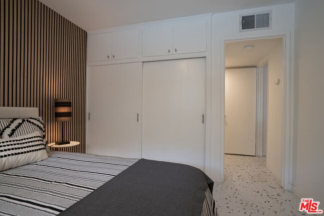 Building Photo - 459 E Avenida Olancha