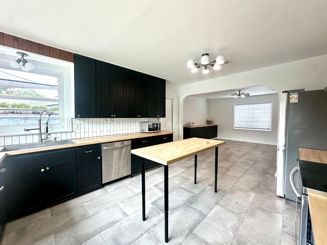 Building Photo - Mid Century Modern Gem!