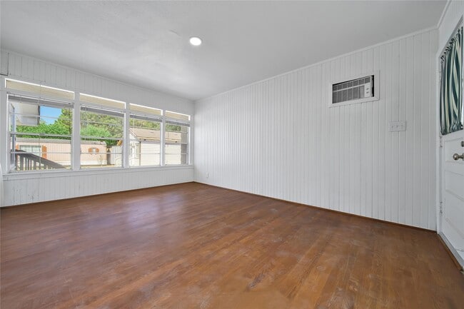 Building Photo - 504 N Magnolia Dr