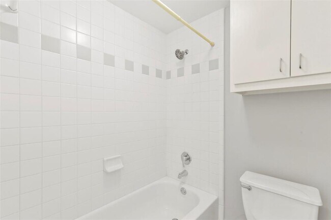 Building Photo - 1604 Reinerman St