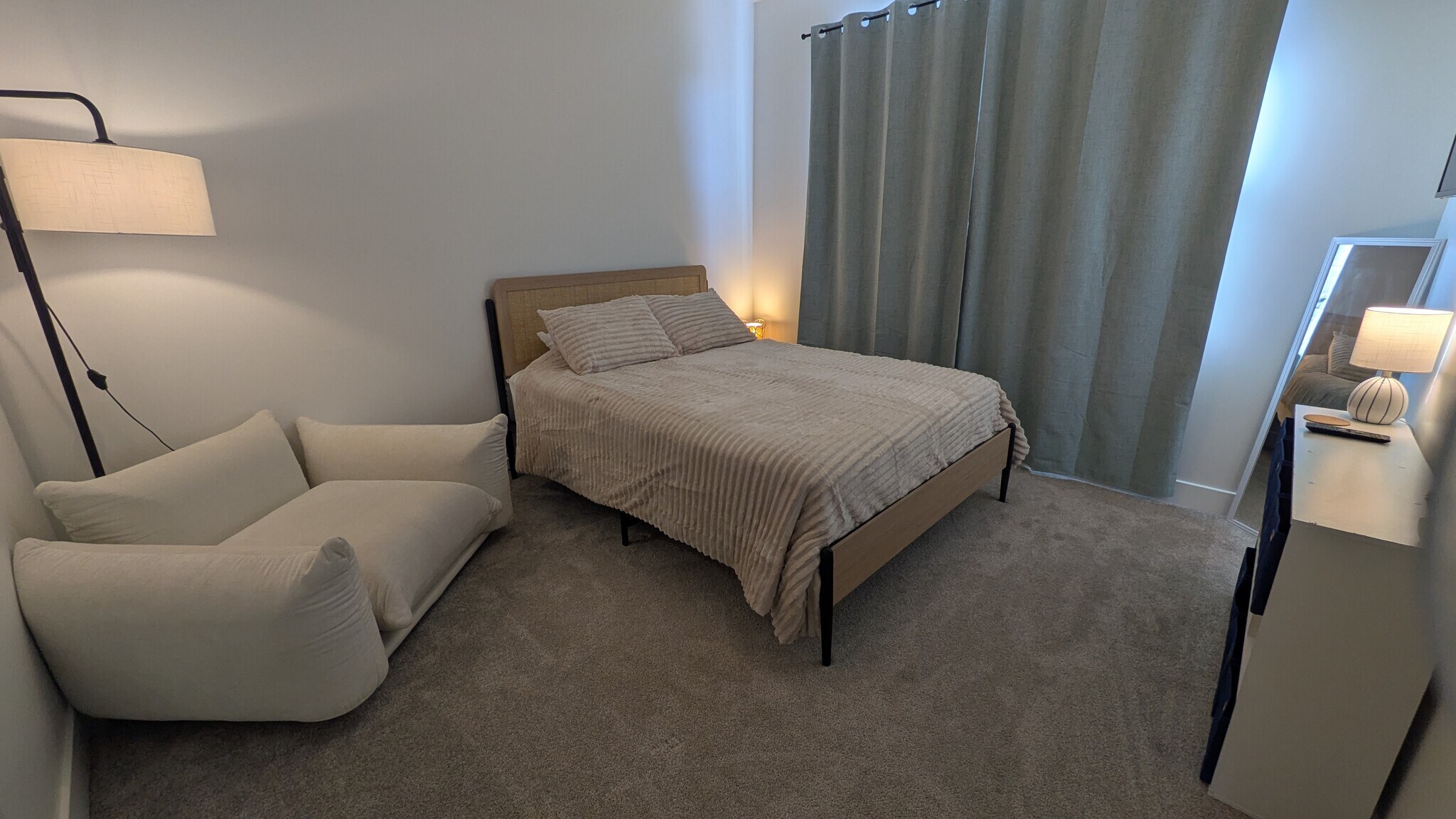 Building Photo - 693 S Taylor Creek Dr