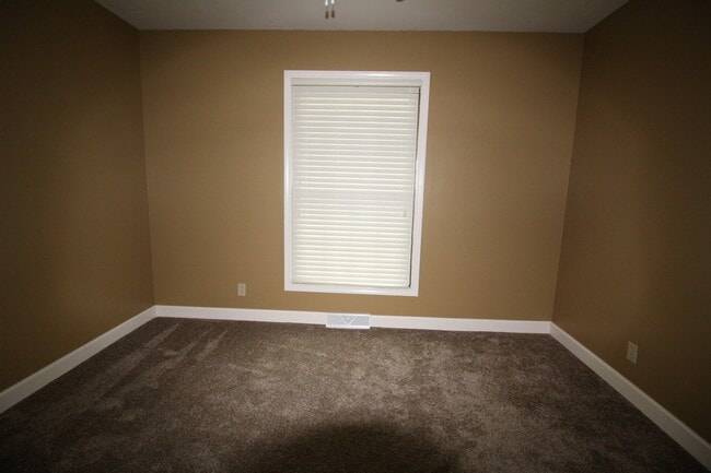 Building Photo - 133 Youngridge Dr
