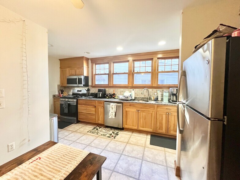 Building Photo - 202 Calumet St