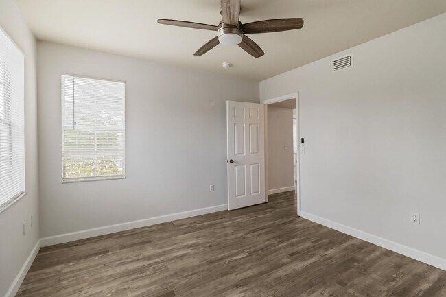 Building Photo - Newly updated 2 Bed / 2 Bath condo availab...