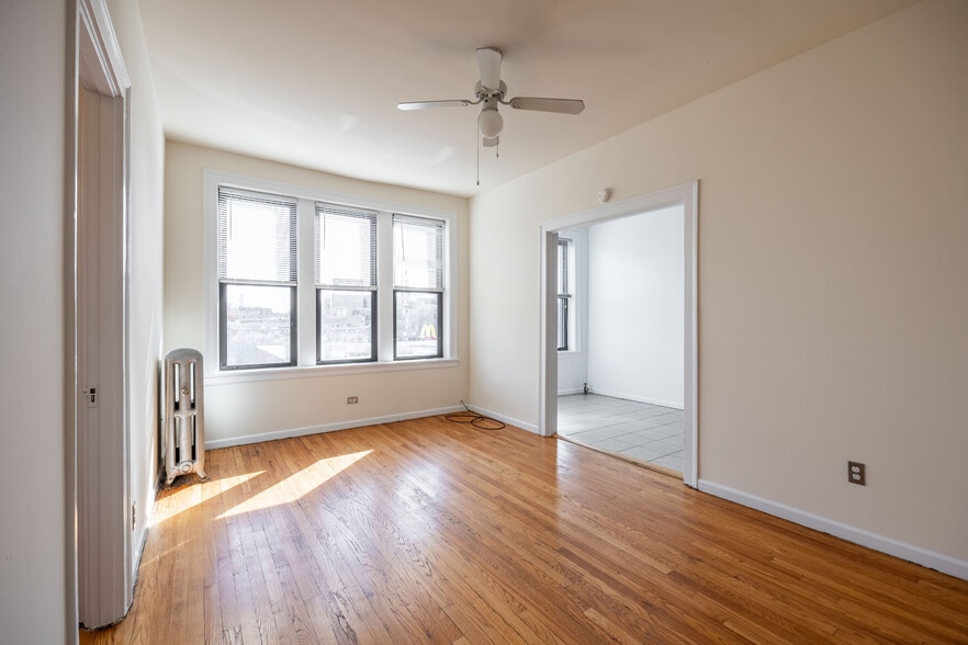 Building Photo - 2704 N Sawyer Ave