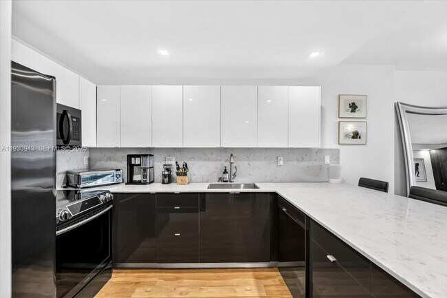 Building Photo - 2301 Collins Ave