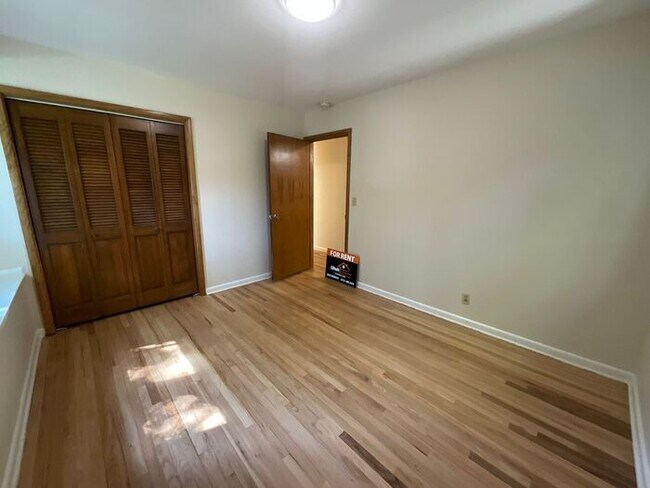 Building Photo - 4 bdrm 3 bth plus a Den/office Home 2 Car ...