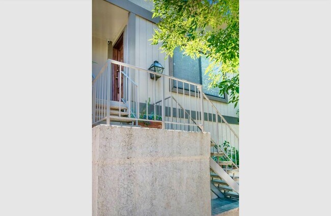 ext. side street Woodbridge st. - 4257 Laurel Canyon Blvd