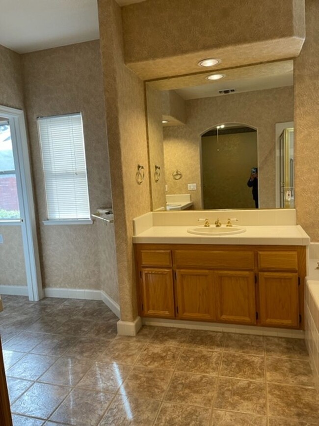 Building Photo - Turnkey Home, Ready For New Occupants!