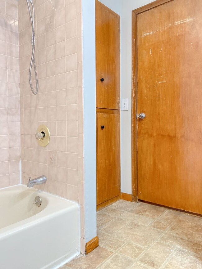 Building Photo - Beautiful 3 bed 1 bath house, over sized driveway, garage and fenced in back yard $1,595  [Move-i...