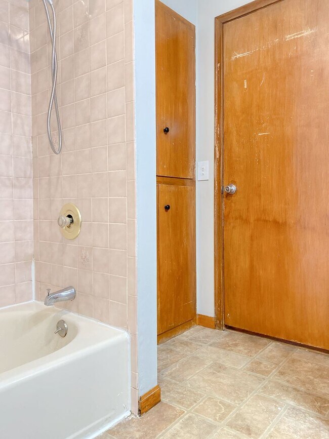 Building Photo - Beautiful 3 bed 1 bath house, over sized driveway, garage and fenced in back yard $1,695  [Move-i...