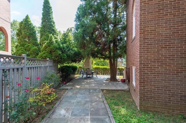 Building Photo - 4611 Charleston Terrace NW