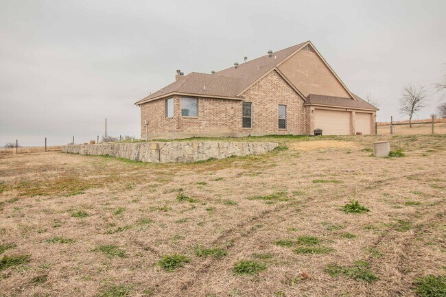 Building Photo - Beautiful Traditional Home on Over an Acre in Weatherford!