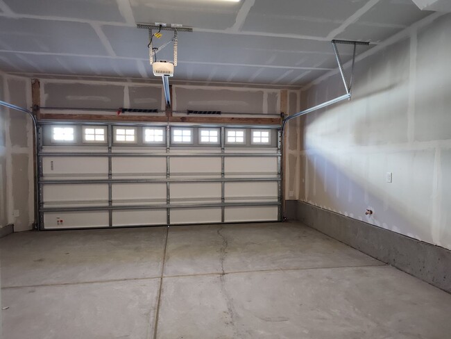 Building Photo - Beautiful Pristine, move-in ready Townhome...