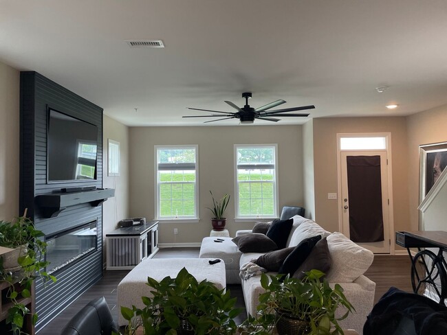 Building Photo - Luxury New Construction Townhome in Lime S...