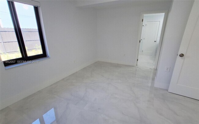 Building Photo - 216 Shadow Way