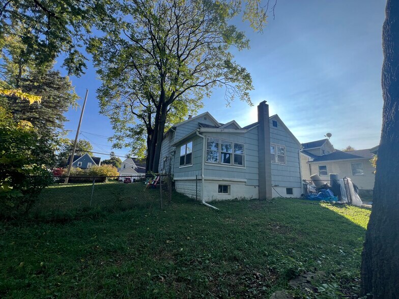 Building Photo - 738 Griswold St