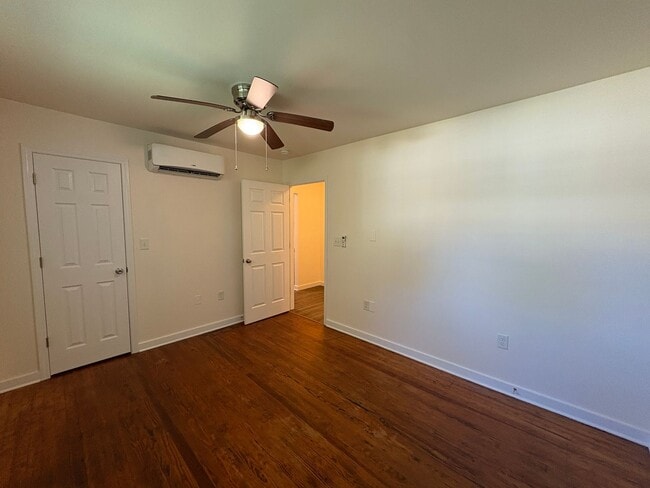 Building Photo - Affordable and Adorable Duplex in Enderly ...