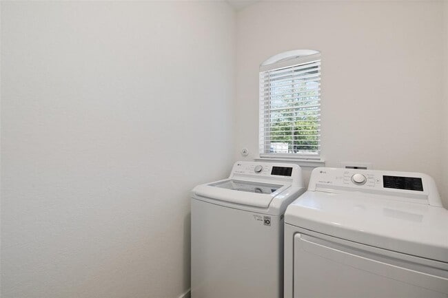 Building Photo - 22609 Bristlegrass Ln