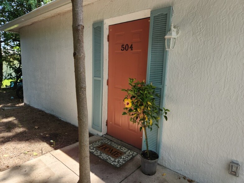 Front door surrounded trees, private, peaceful - 504 13th Pl