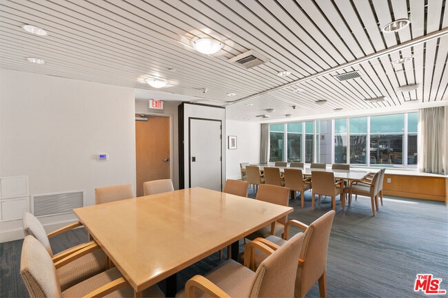 Building Photo - 13600 Marina Pointe Dr