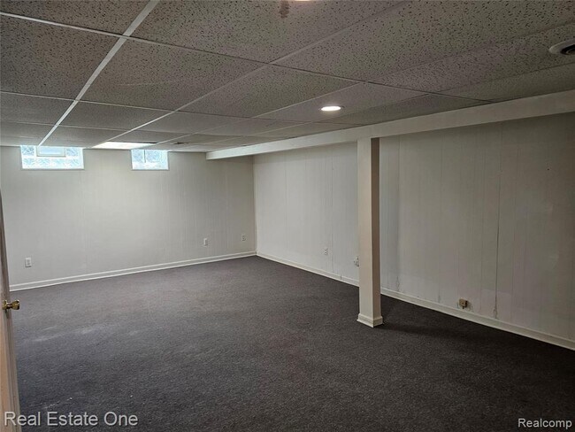 Building Photo - 2070 Winchester Rd
