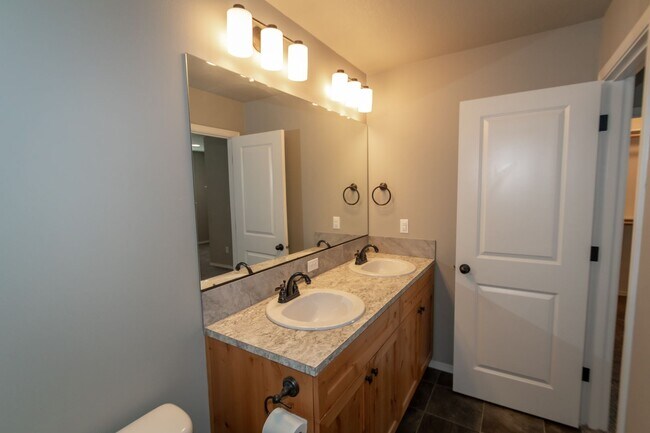 Building Photo - Three bedr townhouse in Orchards - Central AC