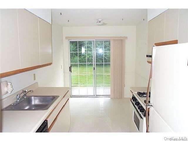 Building Photo - 39 The Knolls