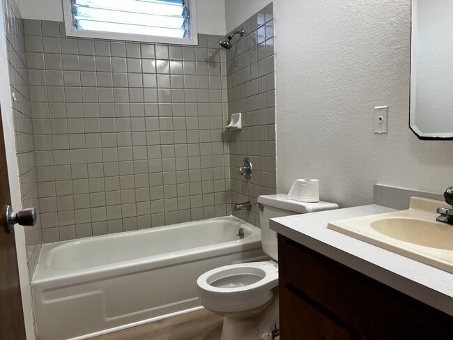 Building Photo - 25-209-209 Hana St