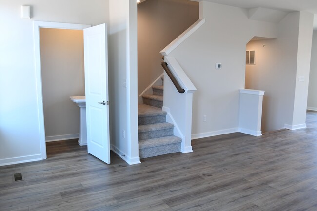 Building Photo - 725 Peony Ln