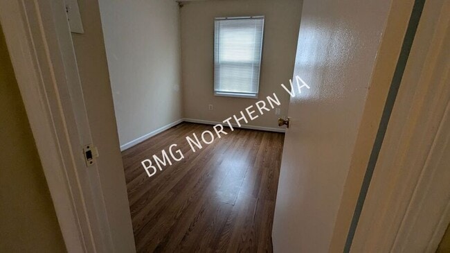 Building Photo - 9819 Town Ln