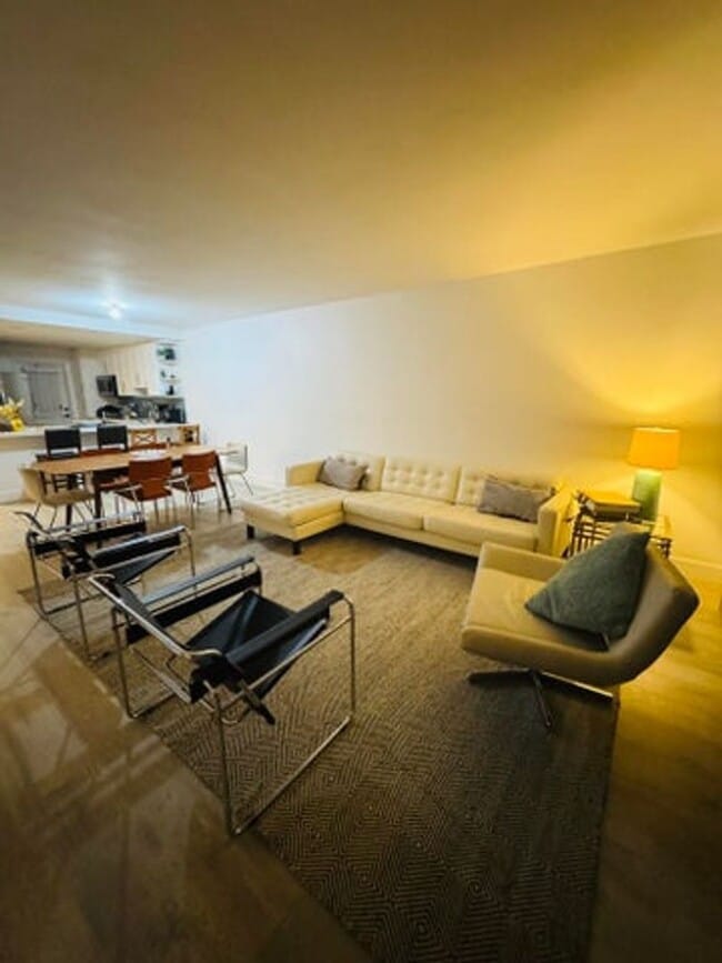Building Photo - 2800 N Palm Aire Dr