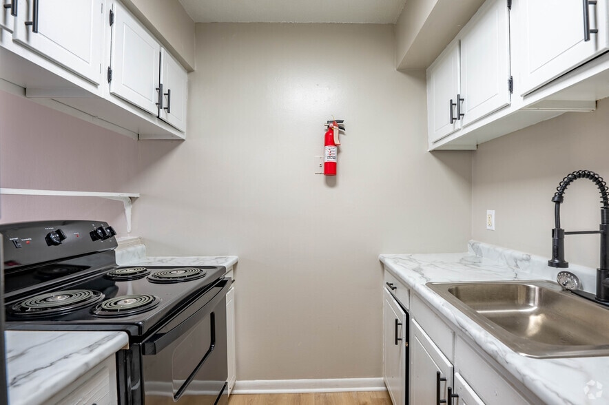 2BR, 2BA - 840SF - Kitchen - Vineyards Apartments