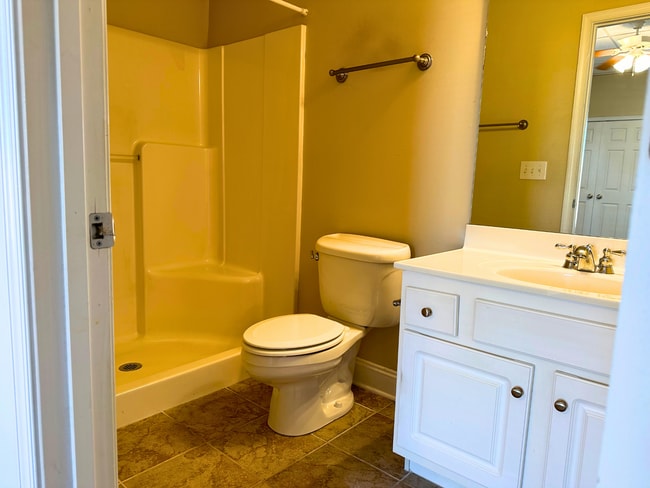 Building Photo - Upper Level Apartment in Wyndhurst with Gr...