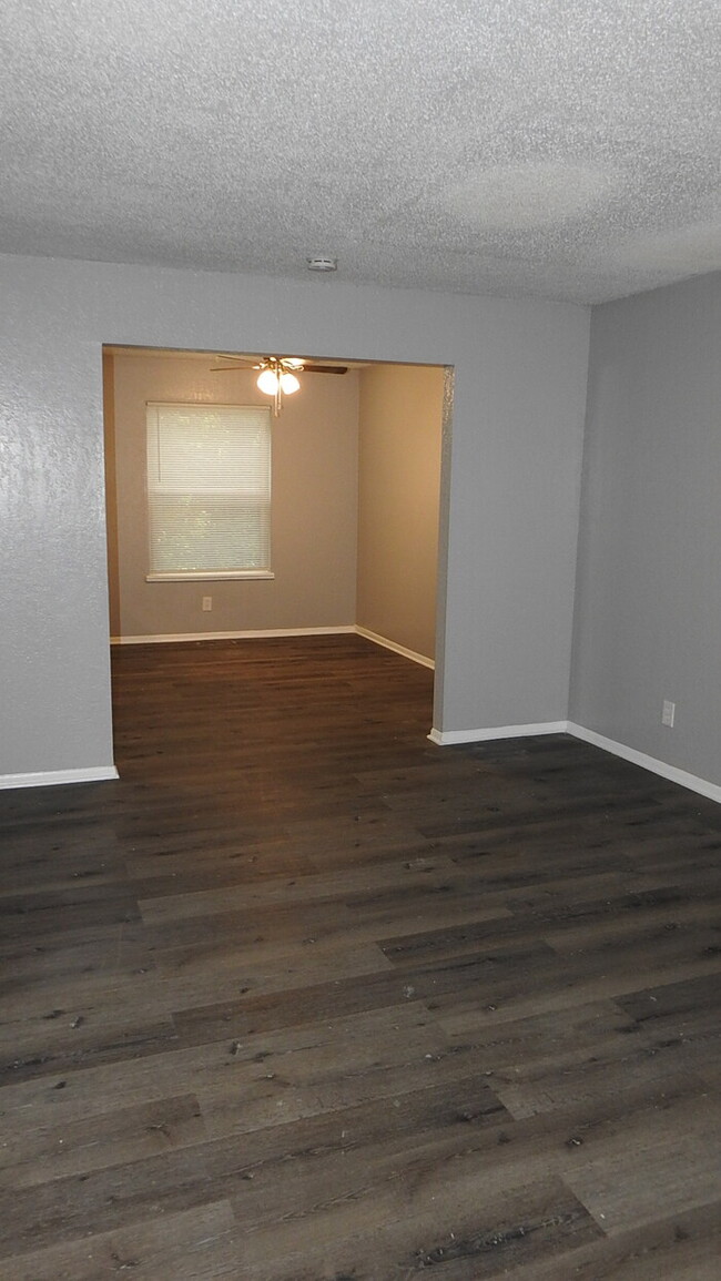 Building Photo - 3bed-2 full bath townhome for rent in Nort...