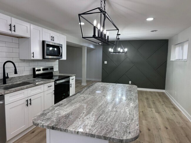 Building Photo - $2,195/month | 4 Bed | 2.5 Bath | 2,046 Sq Ft