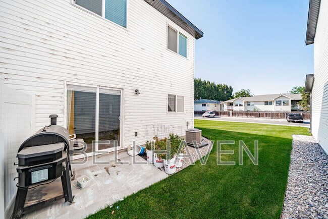 Building Photo - 380 S 3rd W