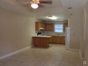 Building Photo - Crystal Lake Apartments (Pardo)