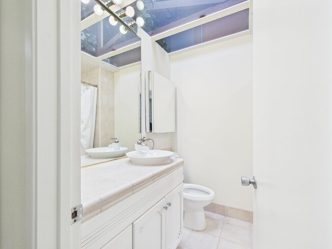 Building Photo - Spacious 2 bedroom condo available in Nort...