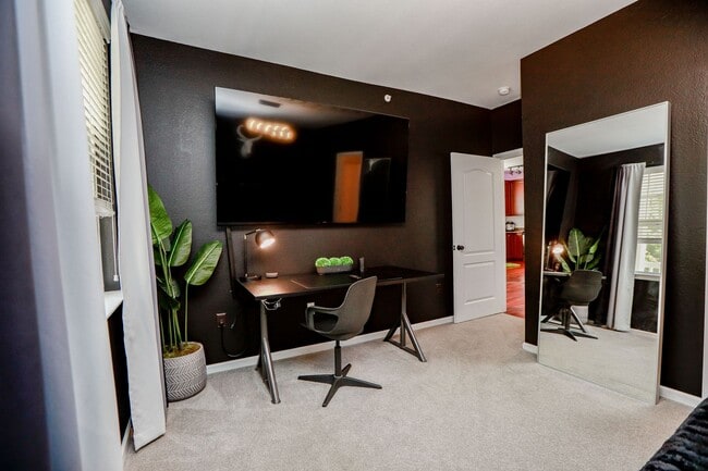 Building Photo - Riverside  Condo-RARE-Ready Jan 26