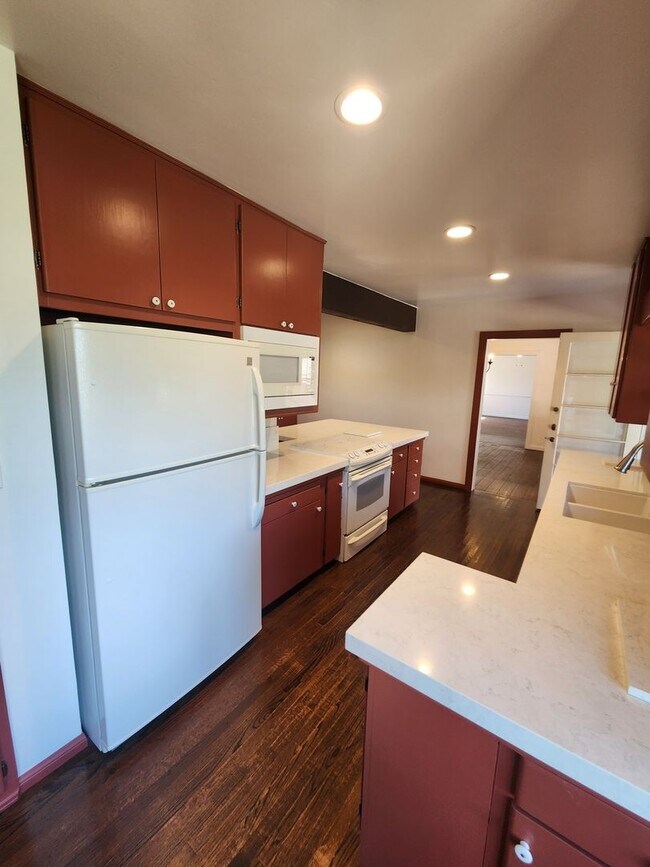 Building Photo - 4950 Rosehedge Dr