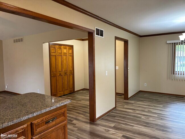Building Photo - 37260 Rosebush St
