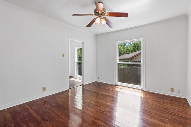 Building Photo - Historic Charm in Hillsboro!